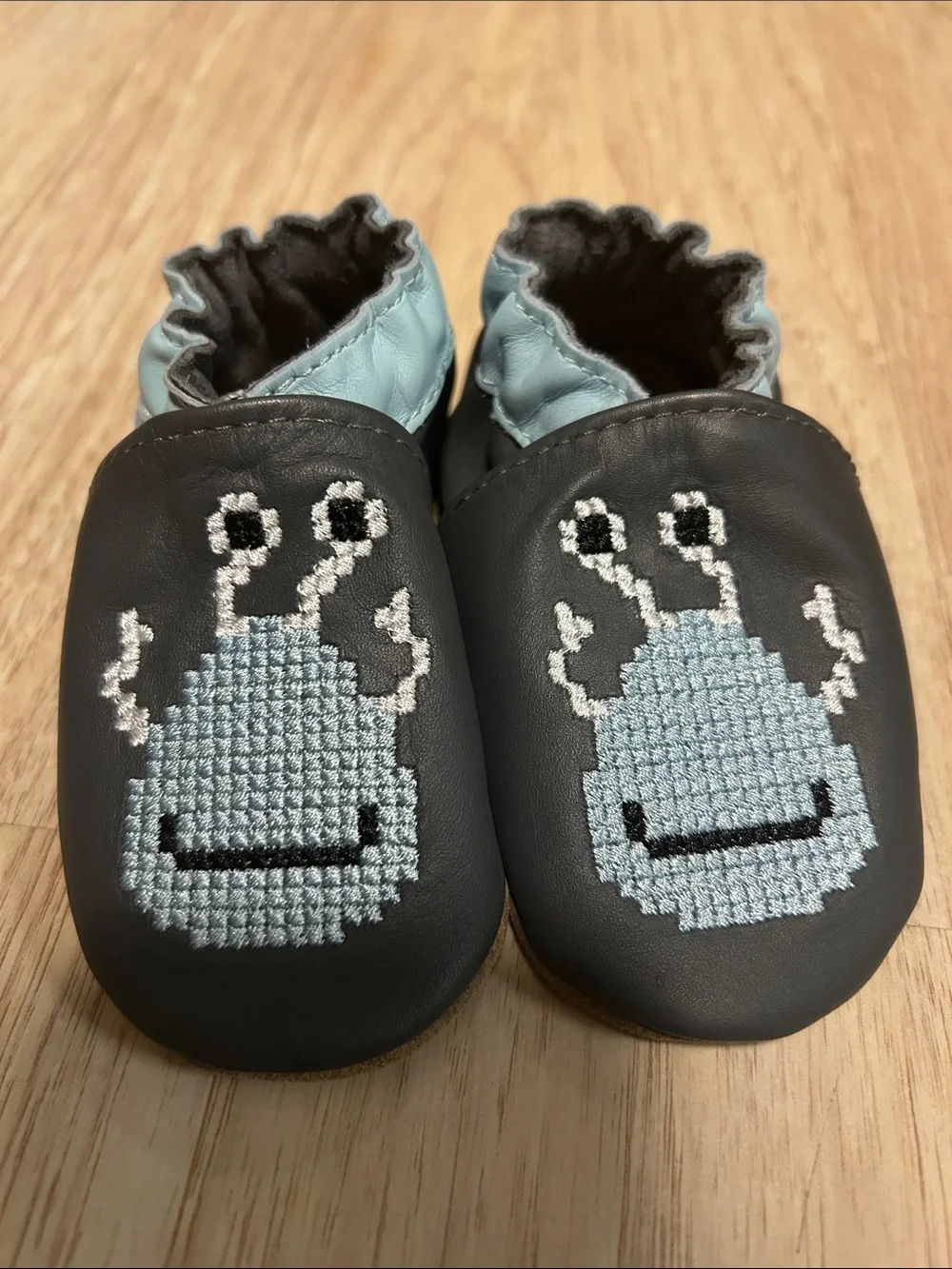 Robeez soft soles baby shoes size 6-12 months.